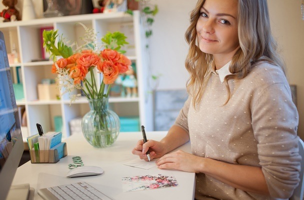 Woman using thank you note template